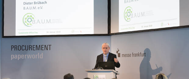 Dieter Brübach von der B.A.U.M.-Geschäftsführung beim Sustainable Office Day der früheren Paperworld (Bild: Messe Frankfurt/Jens Liebchen)