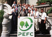 21 Tage nach Gründung des damals noch „Pan-Europäischen Forst-Zertifizierungssystem“ genannten PEFC auf internationaler Ebene wurde in Bonn der Deutsche Forst-Zertifizierungsrat (DFZR) gegründet. Der DFZR ist das maßgebliche Steuerungs- und Entscheidungsg