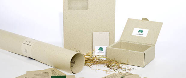 Marketingmaterialien aus Graspapier sind ressourcenschonend hergestellt aus dem nachwachsenden Rohstoff Gras (zu 30-50% Faseranteil) und Zellulose aus Recyclingpapier. (Bild: FNR/Ramona Petrolle)