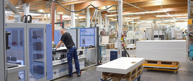 Blick in eine der Produktionshallen von fm Büromöbel. (Bild: Vivonio Furniture GmbH)