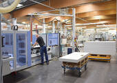 Blick in eine der Produktionshallen von fm Büromöbel. (Bild: Vivonio Furniture GmbH)