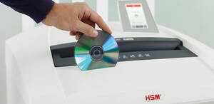 Viele Aktenvernichter können neben Papier auch CDs und DVDs oder auch Kreditkarten schreddern.