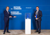 Dr. Florian Langenscheidt (li.) und Thomas Amann bei der Preisübergabe in Berlin: „eine Ikone der deutschen Wirtschaft“ (Bild: PJK)