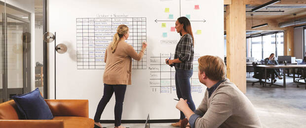 Platz 1: Die „Post-it Flex-Write Whiteboard Folie“: Sie ermöglicht kreatives Teamarbeit dort, wo Teams sich treffen – benötigt wird lediglich ein glatter Untergrund.