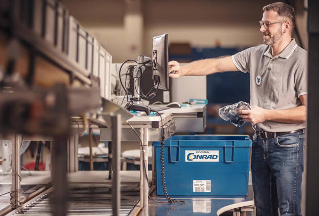 Auch in der Conrad-Logistik arbeiten Maschine und Mensch Hand in Hand und sorgen für schnelle Lieferung. (Bild: Conrad Electronic)