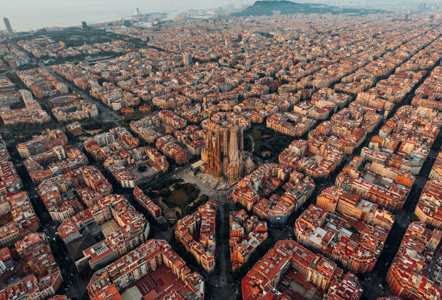 Mit der beeindruckenden Architektur und dem ganzjährigen Sonnenschein, ist Barcelona nicht nur ein beliebtes Reiseziel, sondern jetzt auch auf Platz 1 der Torkation-Städte. (Bild: Logan Armstrong auf Unsplash)