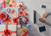 Weihnachtsgeschenke im Business-Umfeld sind nach wie vor beliebt, allerdings spielt die Wichtigkeit der beschenkten Kunden dabei eine große Rolle. (Bild: cyano66/iStock/Getty Images Plus )