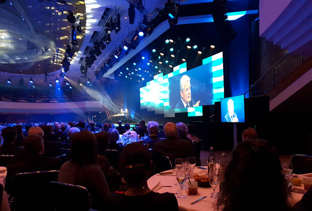 Festliche Galaveranstaltung zur Preisverleihung des deutschen Nachhaltigkeitspreises: Bundespräsident a.D. Joachim Gauck wurde für sein Lebenswerk mit dem Ehrenpreis ausgezeichnet.