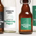 Etiketten geben den Produkten ein Gesicht – durch Verwendung von Etiketten aus Recyclingpapier können Kund:innen so ein Zeichen für mehr Nachhaltigkeit setzen. (Bild: Steinbeis Papier)
