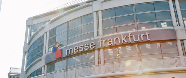 Die Messe Frankfurt wurde mit der EMAS-Zertifizierung ausgezeichnet, das Unternehmen verpflichtet sich dadurch seine Umweltleistungen kontinuierlich zu verbessern. (Bild: Messe Frankfurt)