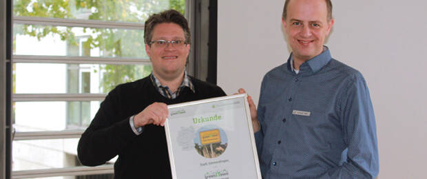 Steffen Holzmann, Projektleiter "GreenITown", überreicht die Urkunde an Alexander Maier (rechts), IT-Leiter der Gemeinde Emmendingen.