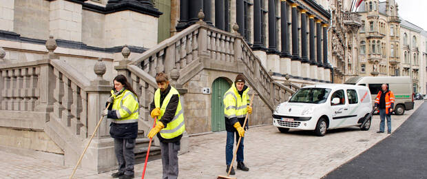 Das "Stadthuis" (Rathaus) der belgischen Großstadt Gent: das sogenannte "Greenteam" bei der Reinigung