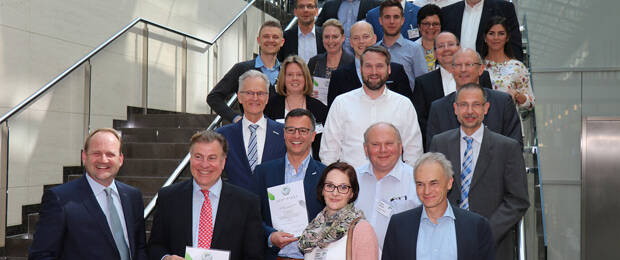 Die Vertreter der ausgezeichneten Arbeitsschutzfachhändler bei der allerersten Zertifikatsübergabe im Frühjahr 2017 in Düsseldorf. Foto: VTH
