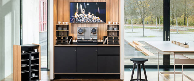 Aktuelles Highlight bei Bene: In Kooperation mit Nespresso Professional entstand COFFEE NOOXS, ein Möbel zur Integration der Kaffeemaschine in jedes Office-Setting. Bild: Bene GmbH/Dominik-Stixenberger