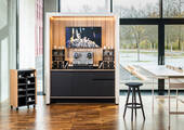 Aktuelles Highlight bei Bene: In Kooperation mit Nespresso Professional entstand COFFEE NOOXS, ein Möbel zur Integration der Kaffeemaschine in jedes Office-Setting. Bild: Bene GmbH/Dominik-Stixenberger