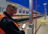 Durch die Umstellung auf Smartphones können die Mitarbeitenden der DB ortsunabhängig kommunizieren – gleichzeitig werden die netzweiten Ausgaben für Kommunikationsdienste gesenkt. (Bild: Deutsche Bahn AG/Volker Emersleben)