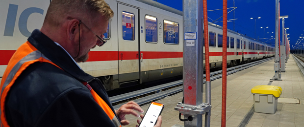 Durch die Umstellung auf Smartphones können die Mitarbeitenden der DB ortsunabhängig kommunizieren – gleichzeitig werden die netzweiten Ausgaben für Kommunikationsdienste gesenkt. (Bild: Deutsche Bahn AG/Volker Emersleben)