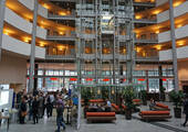 Die Lobby des NH Hotels in Düsseldorf bot während der Mittagspause den passenden kommunikativen Rahmen zum Networking.