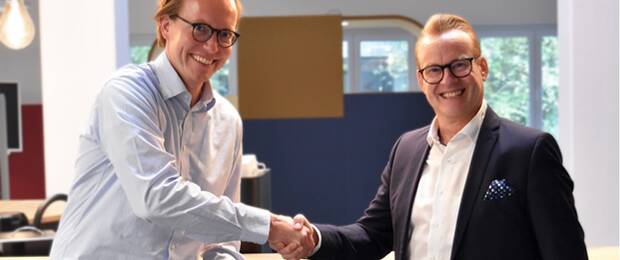 Als neuer Geschäftsführer von Preform übernimmt Klaus Schalk (r.) die Führung beim Hersteller von innovativen Akustik-Lösungen von Constantin Günther (l.), der sich zukünftig neuen Aufgaben innerhalb der Unternehmensgruppe widmet.