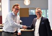 Als neuer Geschäftsführer von Preform übernimmt Klaus Schalk (r.) die Führung beim Hersteller von innovativen Akustik-Lösungen von Constantin Günther (l.), der sich zukünftig neuen Aufgaben innerhalb der Unternehmensgruppe widmet.