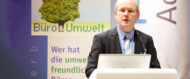 Dieter Brübach von der B.A.U.M.-Geschäftsführung beim Start des Wettbewerbs "Büro und Umwelt" auf diesjährigen Paperworld (Bild: Messe Frankfurt / Jens Liebchen)