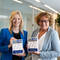 Helena Schütte und Andrea Grabbe steht die Freude über das Top Company-Siegel ins Gesicht geschrieben. (Bild: Kaffee Partner GmbH)