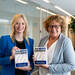 Helena Schütte und Andrea Grabbe steht die Freude über das Top Company-Siegel ins Gesicht geschrieben. (Bild: Kaffee Partner GmbH)