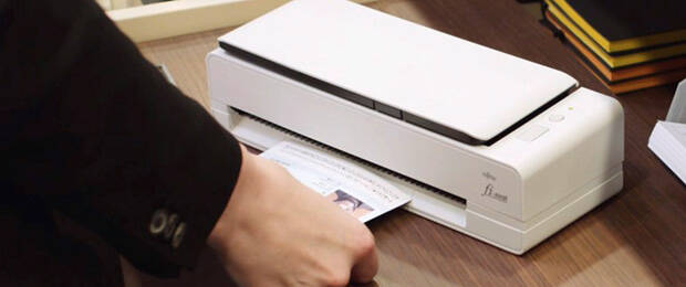 Mit seiner geringen Stellfläche eignet sich der „fi-800R“ von PFU nicht nur für den Front-Desk-Einsatz, sondern gerade auch fürs Home-Office. (Bild: PFU)
