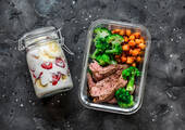 Im Premium-Segment geht der Trend zu frischen Salaten, Suppen oder Poke-Bowls. (Bild: Oksana Kiian/iStock/Getty Images)