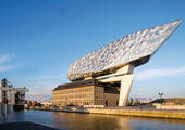 Das schwebende Schiff soll die Fortschrittlichkeit des Antwerpener Hafens, der für die Zukunft gerüstet ist, symbolisieren.