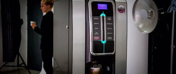 In Deutschland werden jeden Tag 15,2 Millionen Getränke und Snacks aus einem Vending-Automaten konsumiert. Wachstumstreiber ist hierbei der Heißgetränke-Sektor – 162 Liter Kaffee im Jahr trinkt jeder Bundesbürger im Schnitt.