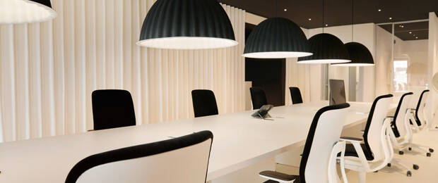 Der dynamische Bürodrehstuhl „AT“ verbindet den hellen Boden und die dunkle Decke optisch miteinander  und sorgt somit für ein harmonisches Gesamtkonzept. (Bild: Peter Kalte, Düsseldorf)