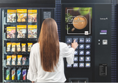 Mit individuell bestückten Verkaufsautomaten können Unternehmen ihre Mitarbeiter und Besucher problemlos jederzeit und an jedem Ort versorgen. (Seeberger Professional)