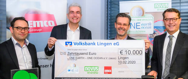 Über einen Spendenscheck in Höhe von 10.000 Euro freuen sich (von links): Dominique Fanta (Novus Dahle), Harald Frank (One Earth - One Ocean), Novus-Dahle-Geschäftsführer Frank Indenkämpen und Christian Gnaß, CEO Emco-Group. (Bild: Novus Dahle)