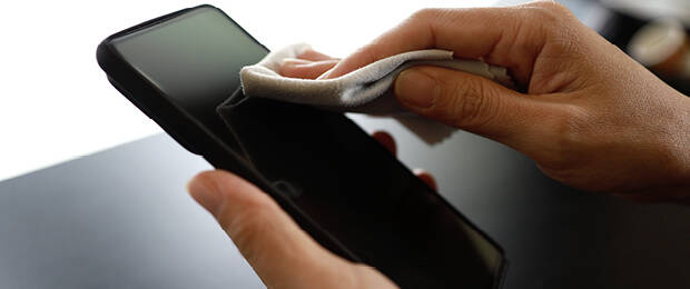Eine Bitkom-Befragung fand heraus, dass nur ein Fünftel das eigene Smartphone nie reinigt, trotzdem wird die Oberfläche von Smartphones häufiger gesäubert als von Computern, Laptops und Equipment. (Bild: Thai Liang Lim/iStock /Getty Images Plus)