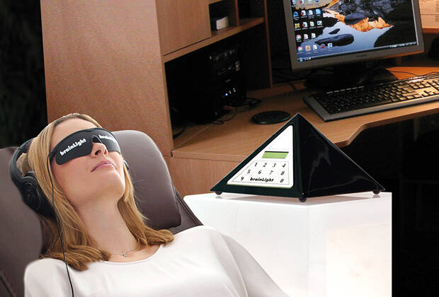 Das Tiefenentspannungsystem relaxt durch Licht- und Tonimpulse via Visualisierungsbrille und Kopfhörer, das soll beide Gehirnhälften vernetzen – die Schwingungen des Gehirns passen sich an die vorgegebenen Stimuli an. (Bild: brainLight GmbH)