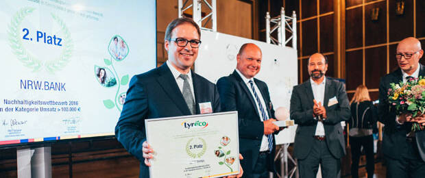 Sascha Reinke und René Brockmann von der NRW.BANK nehmen die Auszeichnung im Lyreco Nachhaltigkeitswettbewerb von Marc Gebauer und Olaf Dubbert (beide Lyreco) entgegen.