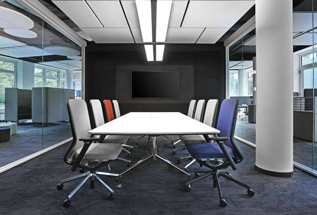 Auf rund 400 m² schufen die Büromöbelexperten hier einen ganz beson-deren Ausstellungsraum für ergonomisches Interieur – im Farb- und Formkonzept des niederländischen Malers Piet Mondrian