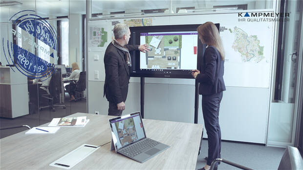 Das Kölner Unternehmen Kampmeyer Immobilien GmbH setzt Surface Hub vor allem bei Telekonferenzen und Kundenterminen in der Firmenzentrale ein.