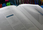 Das Buch "Marke des Jahrhunderts" zeigt Marken, die Standards gesetzt haben - so wie Schneider Schreibgeräte. (Pressefoto: Schneider Schreibgeräte GmbH)