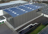 Photovoltaik auf dem Dach des Distributionszentrums von Durable in Sümmern: Das Unternehmen verfolgt eine ganzheitliche Nachhaltigkeitsstrategie. (Bild: Durable)