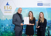 Gute Arbeit in der Nachhaltigkeitsberichterstattung: Dr. Julia Koch und Isabell Assmann bei der Auszeichnung mit dem Transparency Award 2023 (Bild: Assmann)