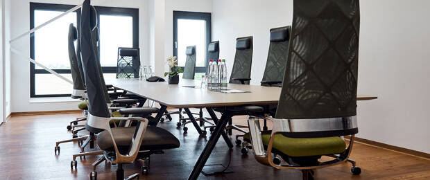 Anspruchsvolle Aufgabe: innovative Konferenzraumlösungen realisiert (Stühle „Connex 2highback“ von Klöber, Tisch Coalesse)