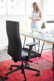 Besonders gut fürs Büro in den eigenen vier Wänden soll sich das Drehstuhl-Modell „to-strike comfort“ der Dauphin-Marke Trendoffice eignen. Es trägt als erster Stuhl das zukunftsorientierte „ComfurnacyHO+-“-Siegel für besondere Home-Office-Tauglichkeit de